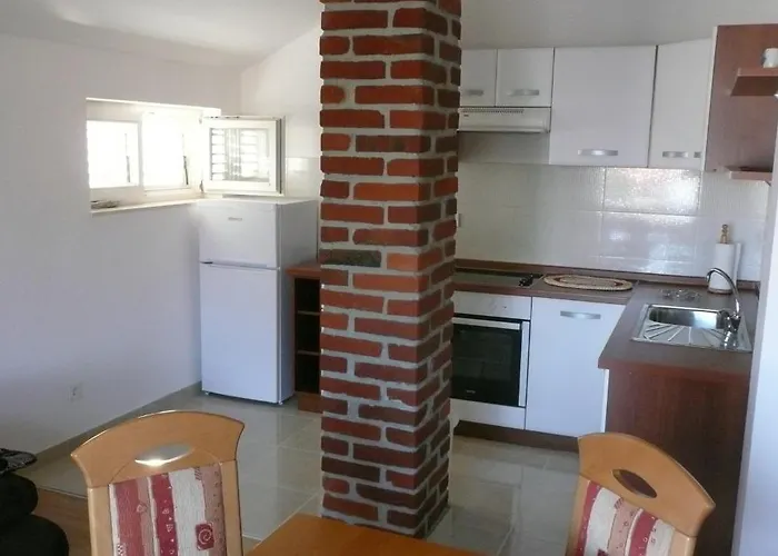 Toni, Borik Lägenhet *