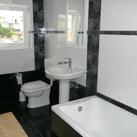 Apartman Toni, Borik Zára